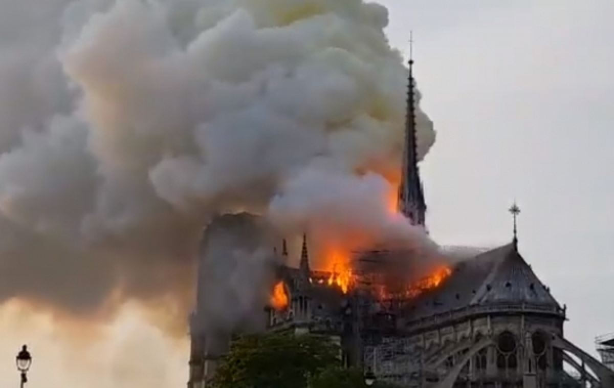 Gori-katedrala-Notre-Dame-u-Parizu-Svijet-u-soku-slavnu-katedralu-guta-plamen.jpg