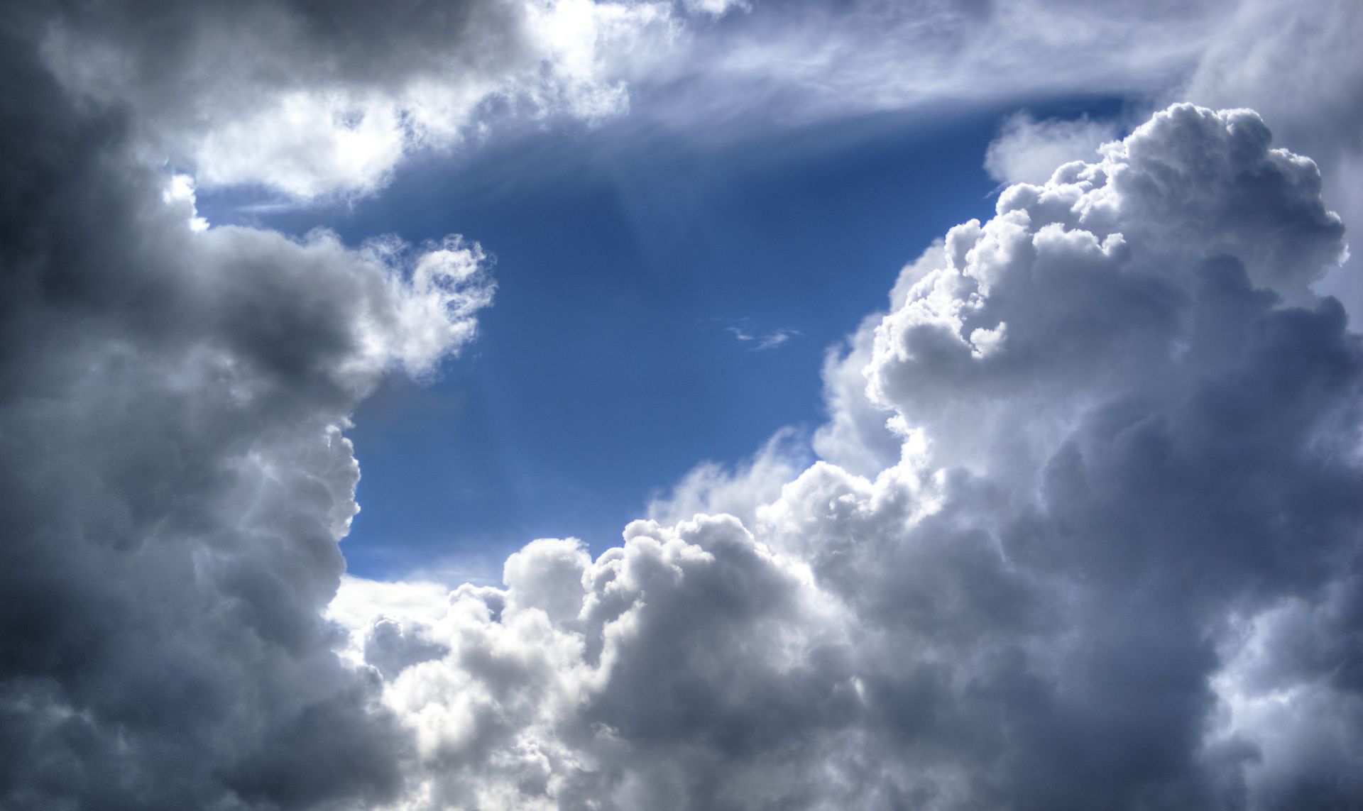 cloudscape-384672_1920crop.jpg