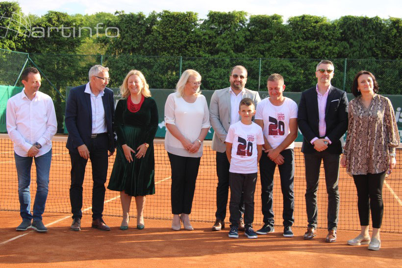 otvor tenis 19