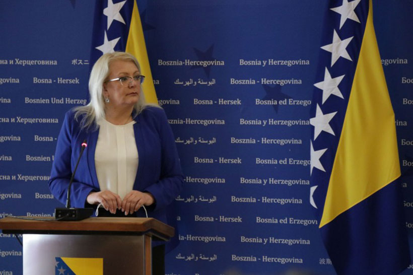 bradara fena izajve
