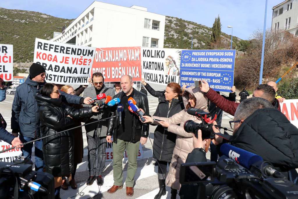 aktivisti-neum.jpg