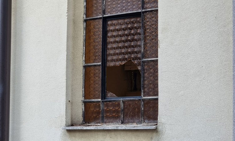 prozor razbijen crkva vares
