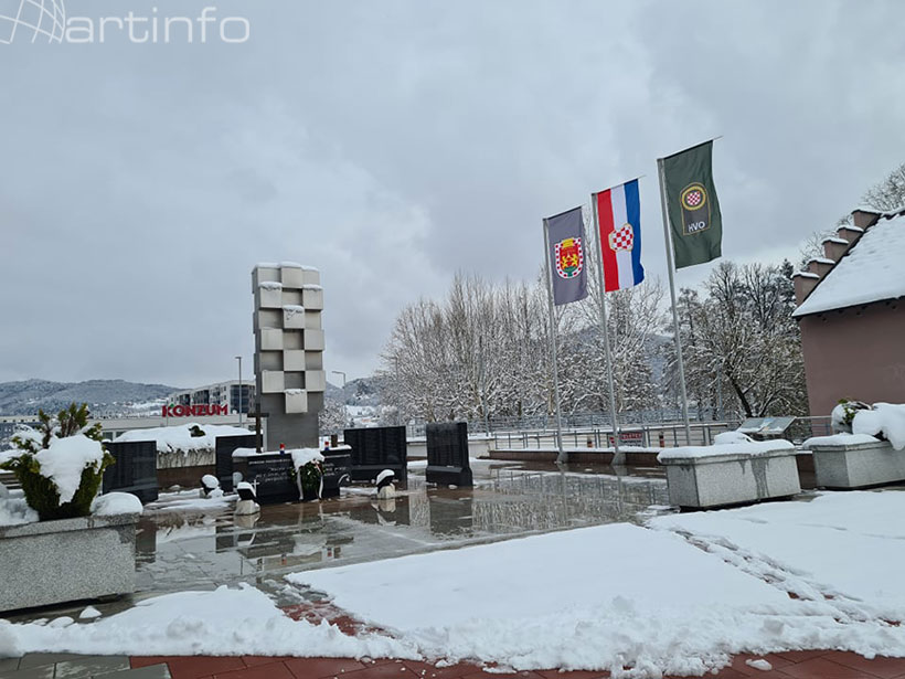 spomenik kis snijeg zastave