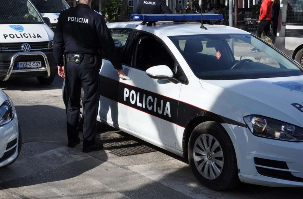 fena policijacac auto