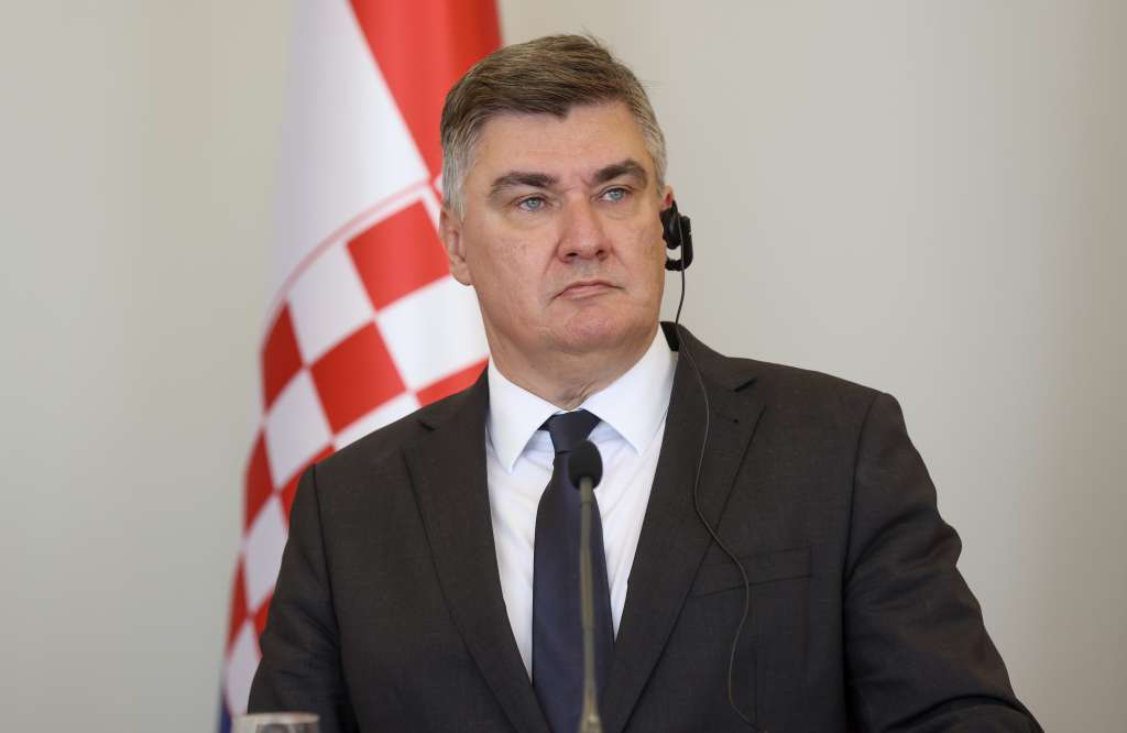 milanovic-slusalica-ljut.jpg