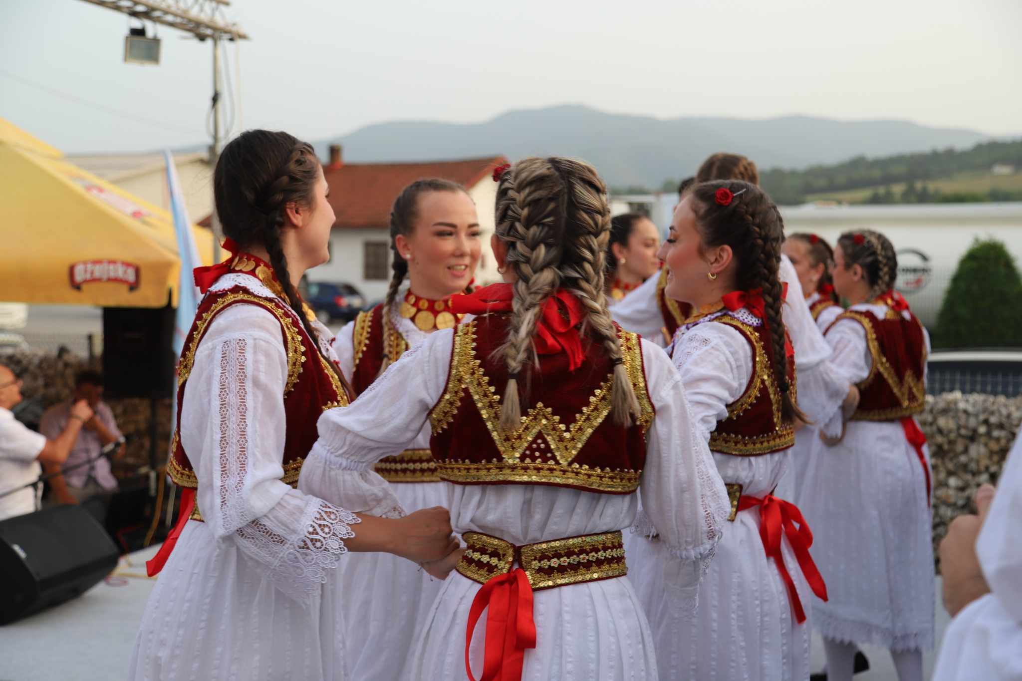 nosnja_kolo_bresto_gosti.jpg